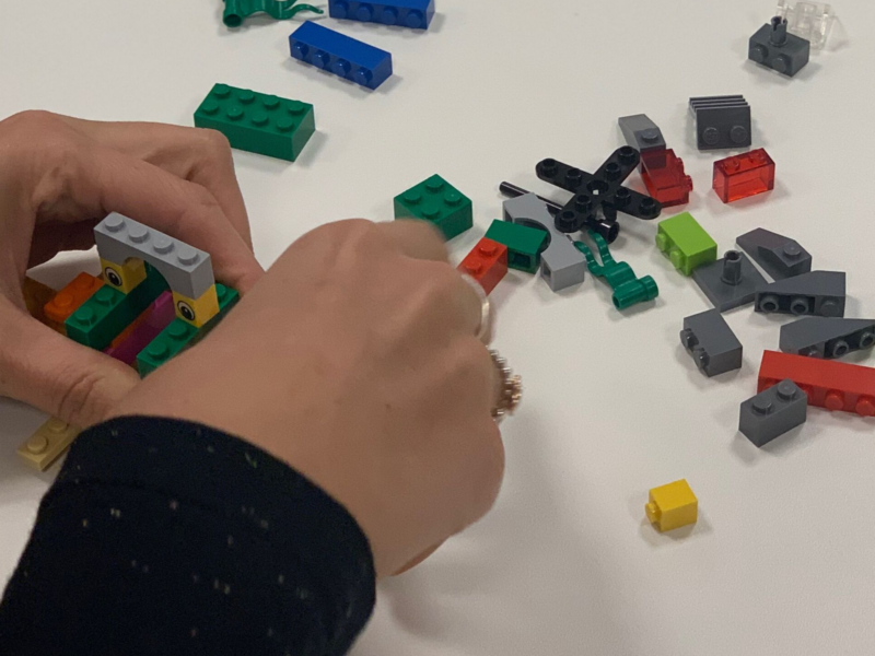 Aprenda como o método LEGO® SERIOUS PLAY® pode desenvolver